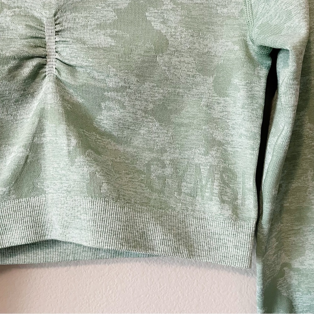 Gymshark Women’s Light Green Camo Print Long Sleeve Crop Workout Top Sz Medium - Picture 3 of 9